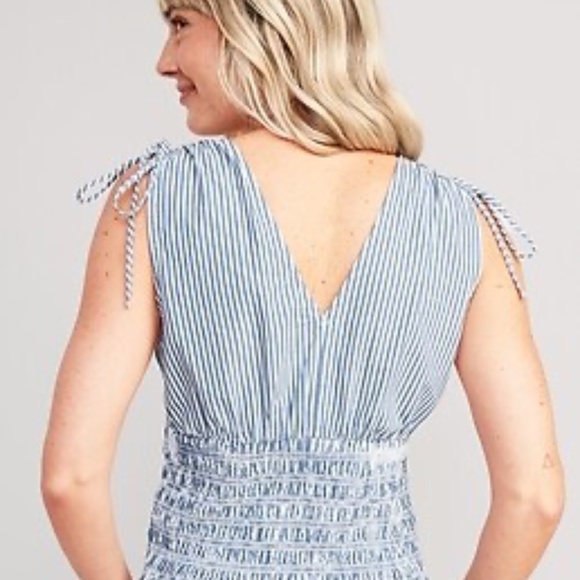 Old Navy V-Neck Tank - Picture 2 of 9